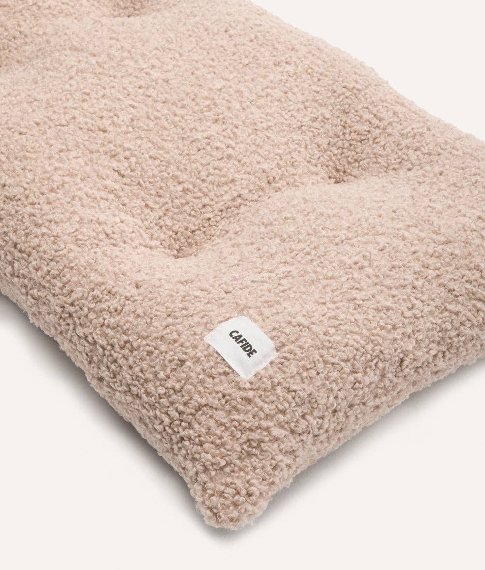 Coussin beige bouclette